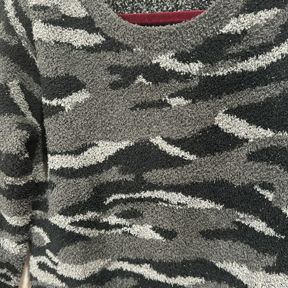 BAREFOOT DREAMS COZY CHIC CAMO PRINT CREWNECK - Picture 4 of 7